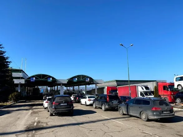 Сотні автівок зібрались на Західному кордоні: пожвавлення руху в напрямку Польщі
