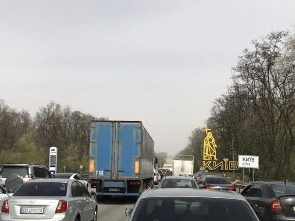 На в’їздах до Києва обладнують захисні споруди: Кличко попередив про можливі ускладнення руху