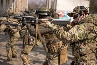 Франція поставить оборонну техніку Україні
