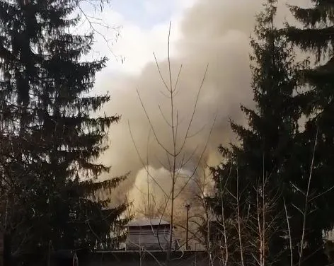 В обласну будівлю СБУ у Чернігові попали 2 снаряди: спалахнула пожежа