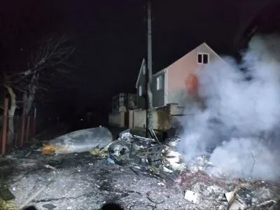 В Киеве в результате падения фрагментов самолета загорелся двухэтажный частный жилой дом