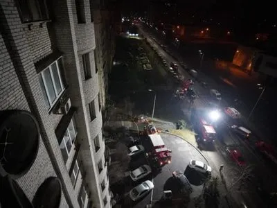 Потрапляння уламків ракети у житловий будинок в Києві: пожежу в багатоповерхівці загасили