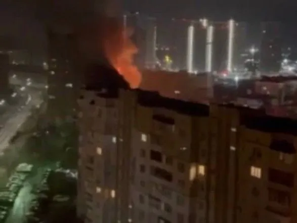 Попадание обломков ракеты в жилой дом в Киеве: ранены три человека