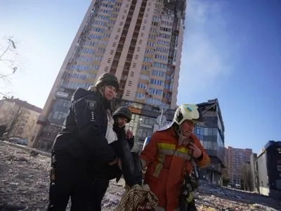 Потрапляння ворожої ракети в житловий будинок в Києві: евакуюють людей, є загроза руйнування конструкцій