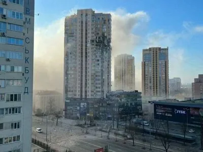 Потрапляння ворожої ракети в житловий будинок в Києві: ДСНС опублікувала відео евакуації людей