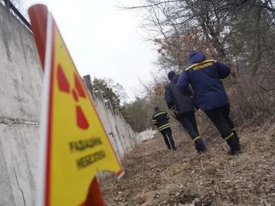 Радиационный фон в норме: спасатели уверяют, что пункт захоронения радиоактивных отходов во время обстрела не повредили