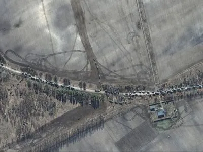 Супутникові знімки Maxar показали, що російські сухопутні війська продовжують наближатися до Києва