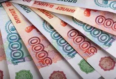 Курс рубля обвалился более чем на 40%