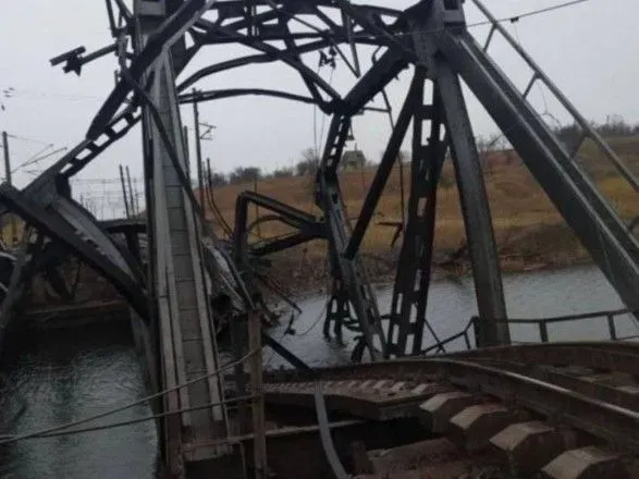 Окупанти знищили залізничний міст у Василівці на Запоріжжі