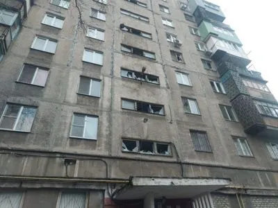 Российские оккупанты обстреляли жилые районы Мариуполя: под удар попала школа