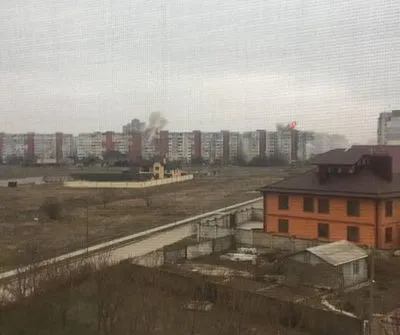 В Херсоне российские оккупанты обстреляли дом в жилом микрорайоне