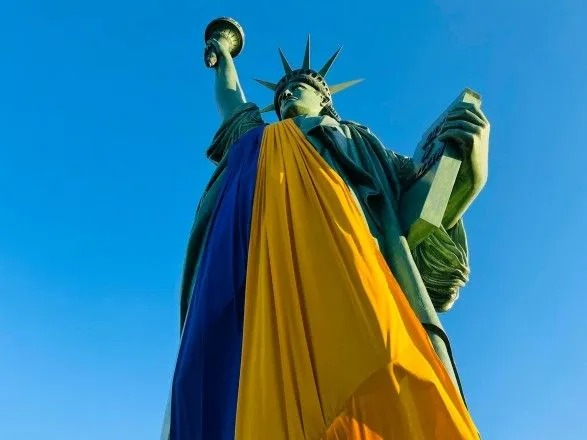 У Франції на статую свободи повісили український прапор