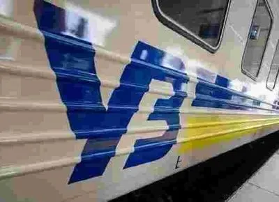 Из-за ракетной атаки на Киев на вокзале повреждены железные пути и поезд