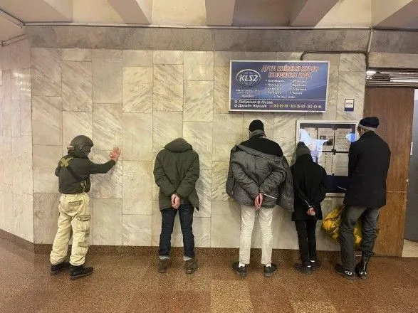 u-kiyivskomu-metro-spiymali-pyatokh-diversantiv