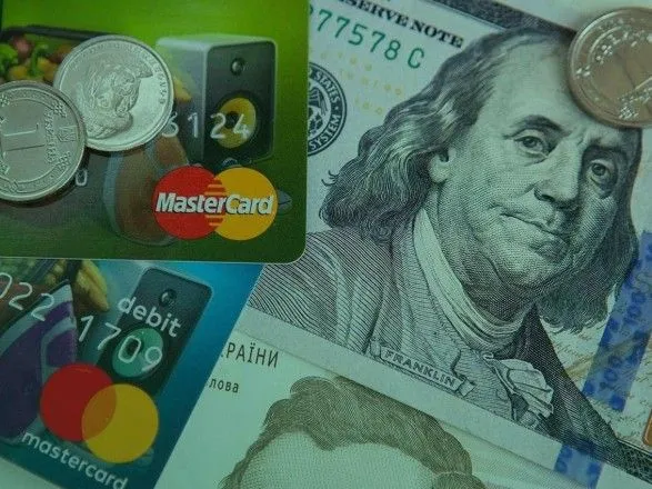 Українцям дозволили знімати з картки до 30 тис. грн у день у валюті