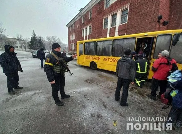 evakuatsiya-z-volnovakhi-politseyski-dopomogli-vryatuvati-blizko-100-lyudey