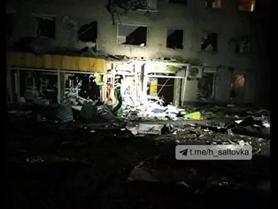 Последствия ночной бомбардировки Изюма в Харьковской области: обстрелянные улицы покрыты обломками