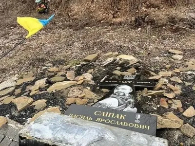 Российские оккупанты уничтожили памятник Герою Украины Василию Слипаку