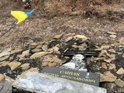 Російські окупанти знищили пам’ятник Герою України Василю Сліпаку