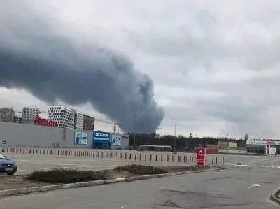 Соцсети сообщают о сильном пожаре в Киеве вблизи ТРЦ Lavina Mall