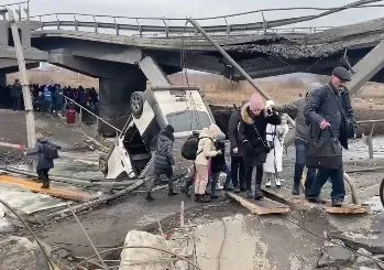 Эвакуация из Ирпеня: люди идут пешком под разрушенным мостом