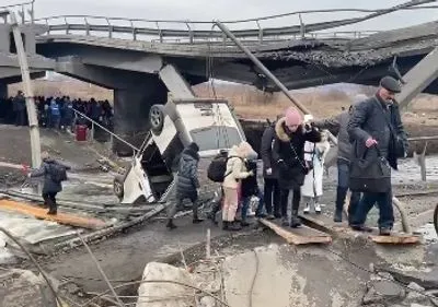 Евакуація з Ірпеня: люди йдуть пішки під зруйнованим мостом
