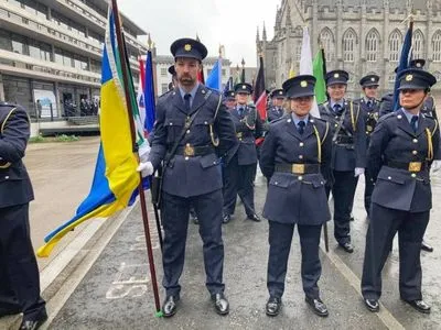 В Дублине во время парада наций ирландские полицейские несли украинский флаг в первом ряду