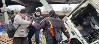 С оккупированного Ирпеня полицейским Киевской области удалось спасти еще почти две тысячи мирных жителей