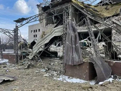 В Ізюмі окупанти розбомбили приймальне відділення міської лікарні: хворі вибирались з-під завалів як могли