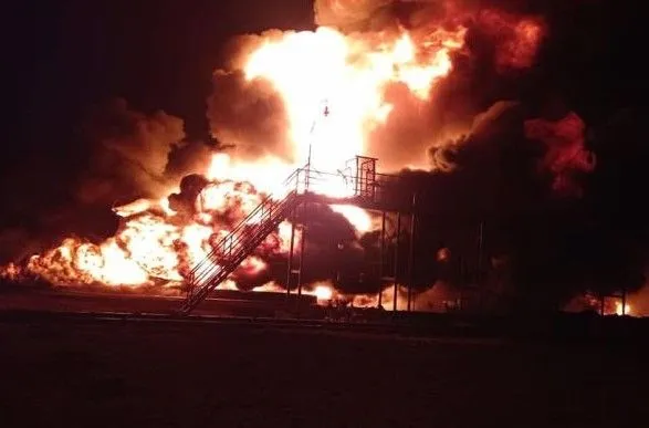 Вражеский авиаудар по нефтебазе в Житомире: во время тушения пожара трое спасателей получили ожоги лица и рук