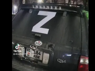 В Кыргызстане штрафуют водителей с наклеенным знаком "Z" на авто
