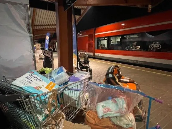 Незнайомці на кордоні з Польщею залишають українським біженцям коляски, зимові пальто та іграшки