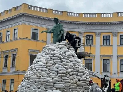 Одесситы спасают Дюка: вокруг памятника выложат более тысячи мешков с песком