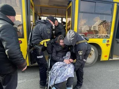 Киевская область: из Бучи в Белогородку прибывают первые автобусы и машины с эвакуированными