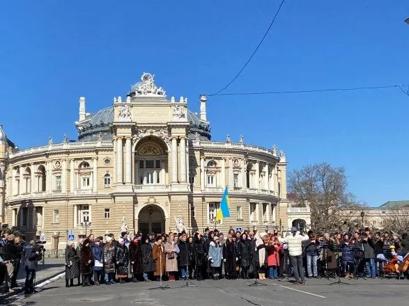 Одесский оперный театр провел акцию "Свободное небо"