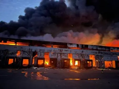 Под Киевом от обстрелов оккупантов загорелся склад замороженной продукции