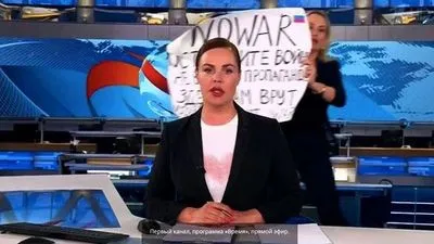 До дівчини, яка вийшла з плакатом в ефір телеканалу РФ, приїхали адвокати, але вона "зникла" з Останкіно