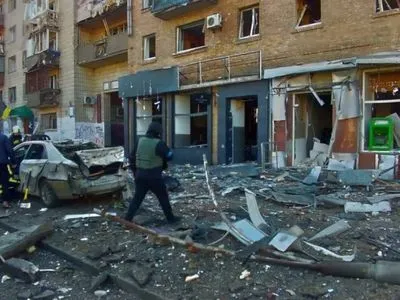 Ворожі атаки у Києві: є жертва від уламків ракети на Куренівці, загиблий від удару по Оболоні один