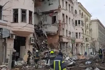 В центре Харькова оккупанты авиаударом разрушили жилой дом