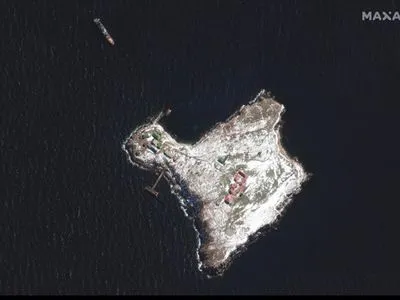 Появился четкий спутниковый снимок острова Змеиный: российский военный корабль стоит на якоре
