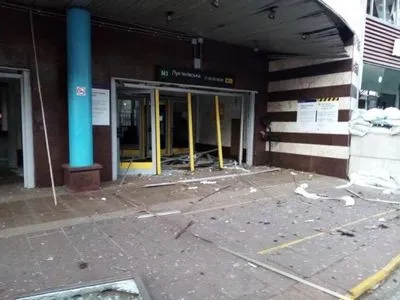 Вибуховою хвилею пошкоджено фасад будівлі станції "Лук'янівська"
