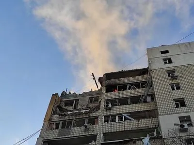 Очередная вражеская атака в Киеве: из поврежденной многоэтажки эвакуировали 35 человек