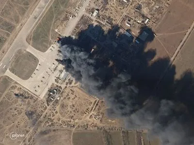 Горящая вражеская техника в аэропорту Херсона попала на спутниковые снимки