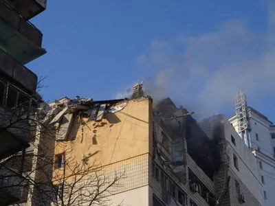 В Киеве вражеская ракета попала в многоэтажку
