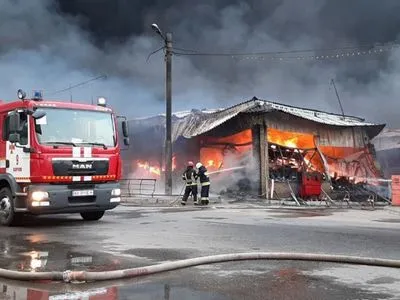 Під час повторного обстрілу ринку “Барабашово” у Харкові загинув рятувальник, ще одного поранено