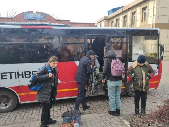 Евакуація з Донецької області: у безпечне місце з Вугледару та Авдіївки вивезли понад 200 людей