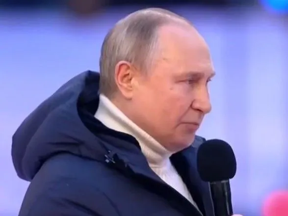 Путин пришел на концерт к годовщине оккупации Крыма, но трансляция его выступления оборвалась