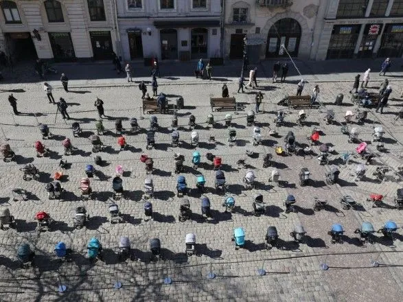 Ціна війни: у центрі Львова виставили 109 порожніх візочків, які символізують убитих дітей