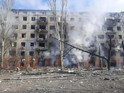 В Краматорске оккупанты нанесли ракетный удар по жилому дому и админзданию: есть жертвы