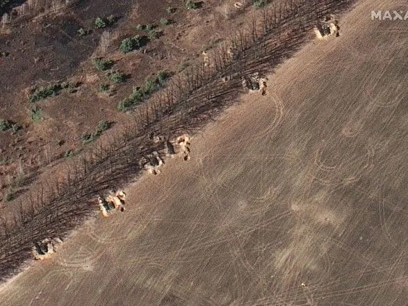 Супутникові знімки показують як росія будує земляні берми для захисту військових позицій